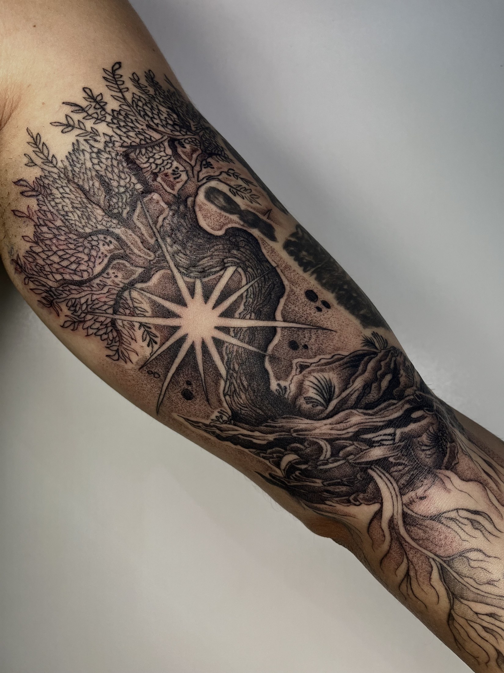 Tatuagem blackwork no bíceps