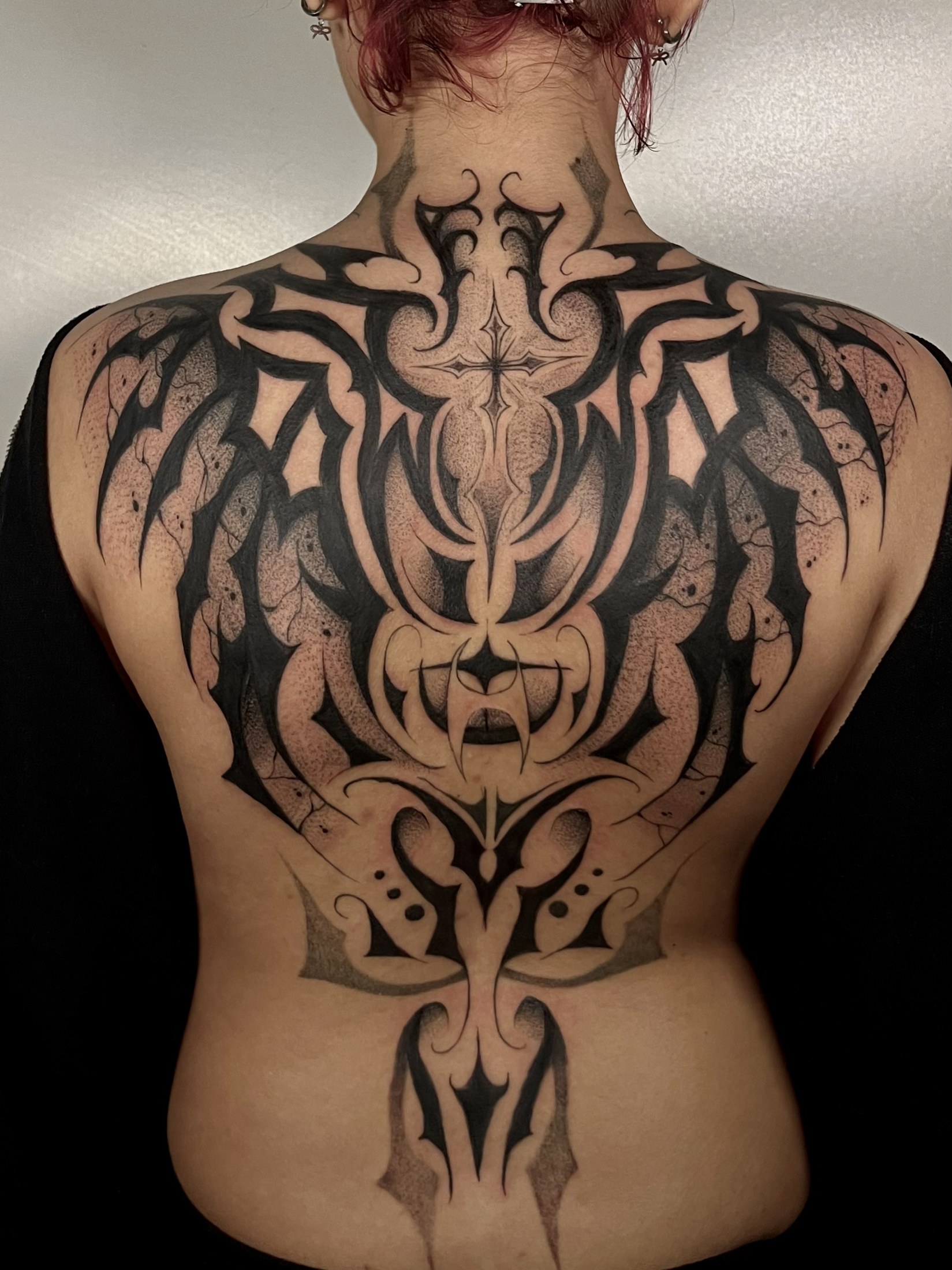 Tatuagem ornamental nas costas